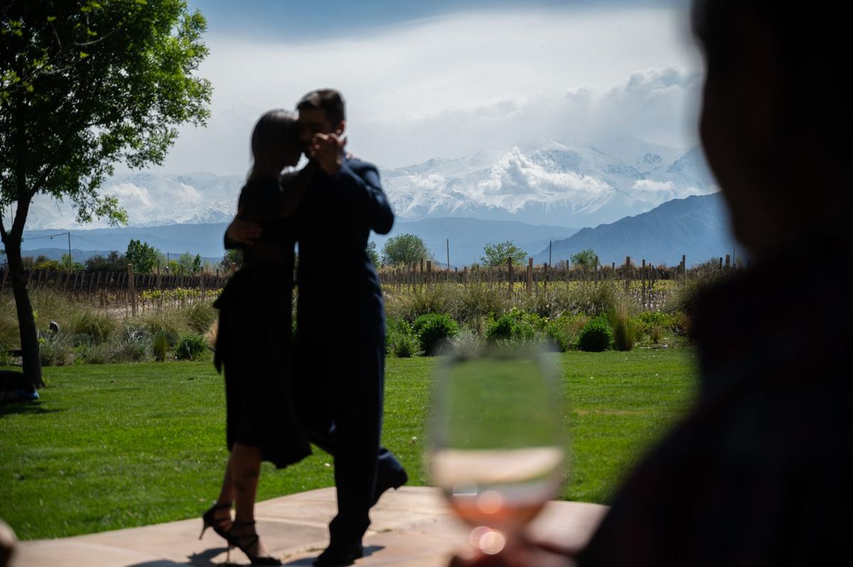 Los paisajes de montaña y viñedos darán marco a este festival que celebra el vino a través del tango. Los paisajes de montaña y viñedos darán marco a este festival que celebra el vino a través del tango.