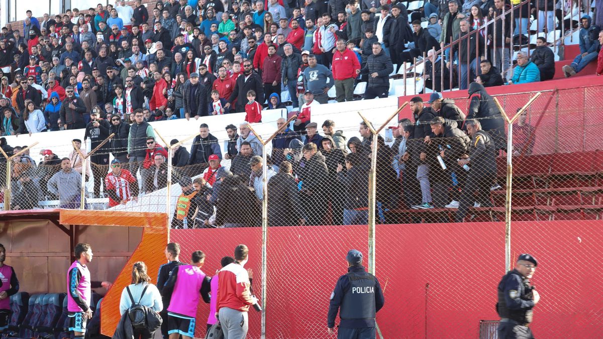Los dirigentes y allegados del Celeste fueron retirados del estadio. Los dirigentes y allegados del Celeste fueron retirados del estadio.