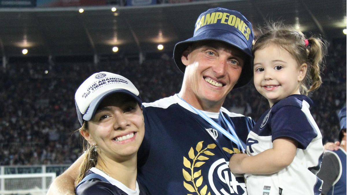 Mauro Maidana festejó el ascenso con su familia. Mauro Maidana festejó el ascenso con su familia.