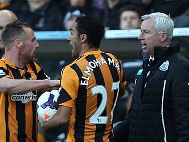 Alan Pardew fue suspendido por siete partidos por su cabezazo a un jugador rival
