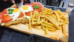 El bodegón está ubicado en un club de Tigre. El bodegón está ubicado en un club de Tigre.