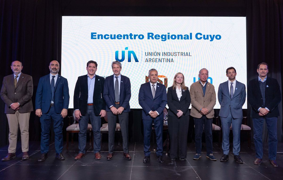 El gobernador Alfredo Cornejo y la vicegobernadora Hebe Casado (centro) junto a los empresarios que conforman la Unión Industrial Argentina (UIA). El gobernador Alfredo Cornejo y la vicegobernadora Hebe Casado (centro) junto a los empresarios que conforman la Unión Industrial Argentina (UIA).