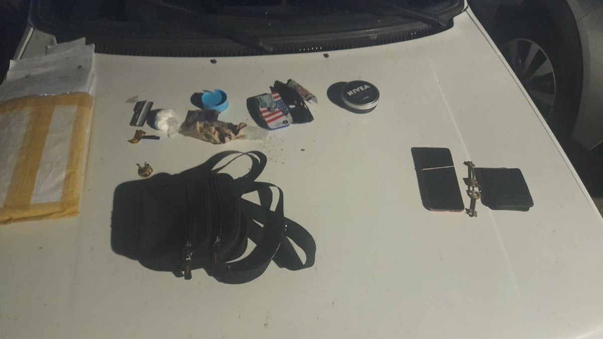 El hombre fue detenido cuando regresó al auto que usaba, que era robado, en la plaza Independencia. El hombre fue detenido cuando regresó al auto que usaba, que era robado, en la plaza Independencia.