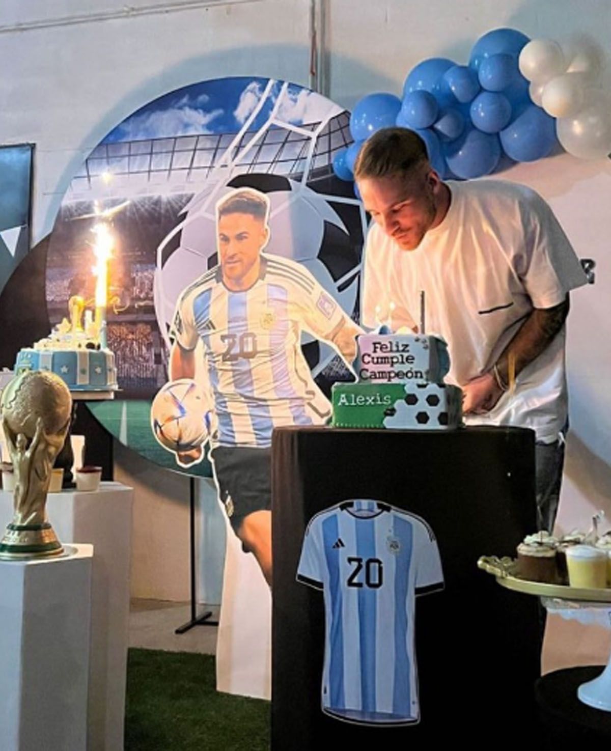 Alexis Mac Allister sopló las velitas de su cumpleaños 24, a días de coronarse con la Selección argentina