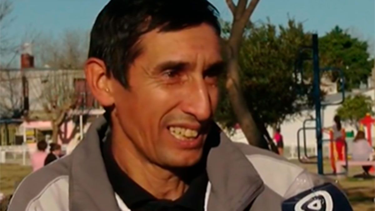Alejandro, conocido por su parecido a Di María, sufrió la caída de un árbol encima en Rosario.