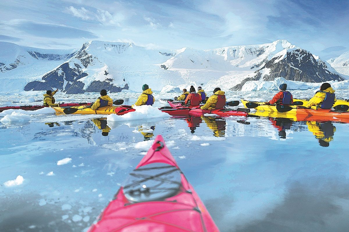 Las turistas en kayaks exploran la Antártida en febrero. PARA USO DE CHINA DAILY