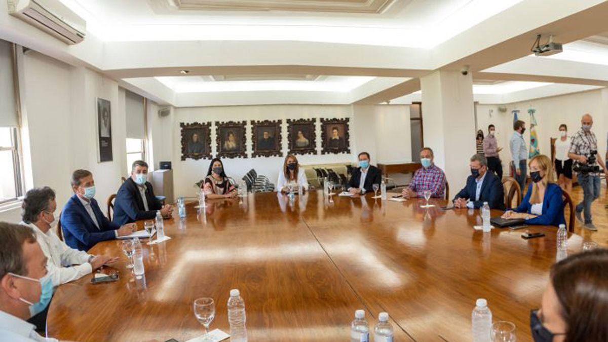La reunión del gobernador Rodolfo Suarez con la cúpula peronista.