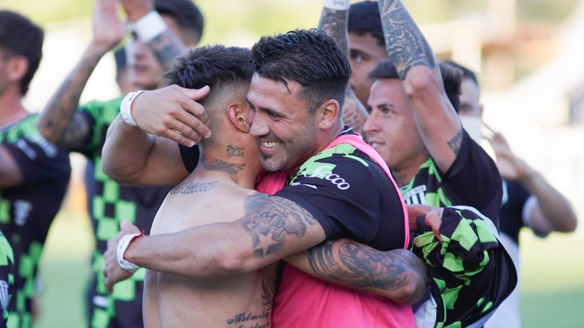 Luis Silba festeja con Jeremías Rodríguez Puch el pasaje a la siguiente instancia del Reducido. Luis Silba festeja con Jeremías Rodríguez Puch el pasaje a la siguiente instancia del Reducido.