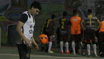 Se retiró del fútbol profesional por una grave lesión y hoy es arquero de futsal