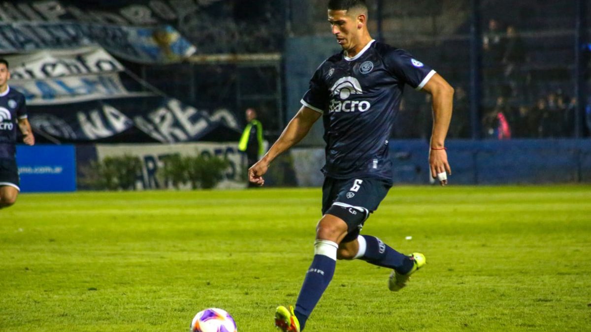 Santiago Flores se está afianzando en la defensa de Independiente Rivadavia.