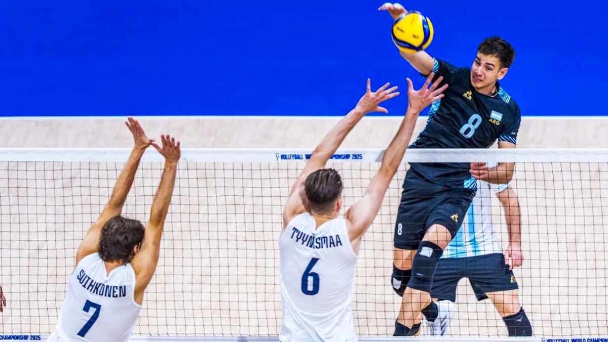 Agustín Loser al ataque. El capitan mendocino de la selección argentina de vóley sumó 8 tantos en el debut mundialista contra Finlandia.