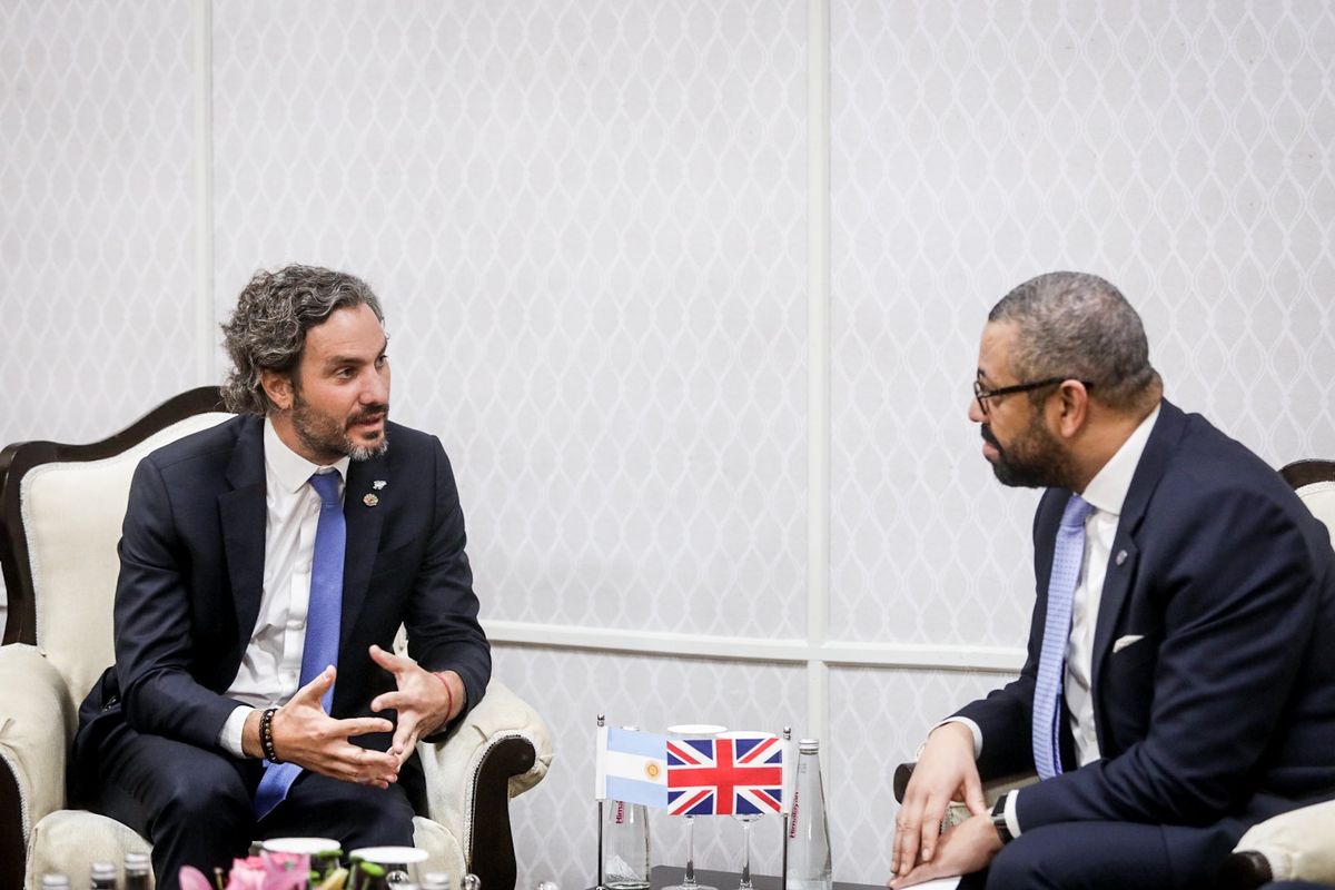 Santiago Cafiero, canciller argentino, se reunió con su par británico, James Cleverly.