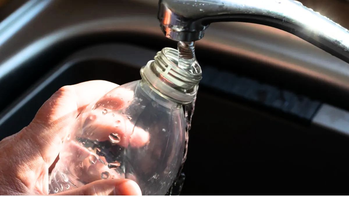 Congelar unas botellas de agua puede darte la soluci&oacute;n al calor adentro del auto.&nbsp;