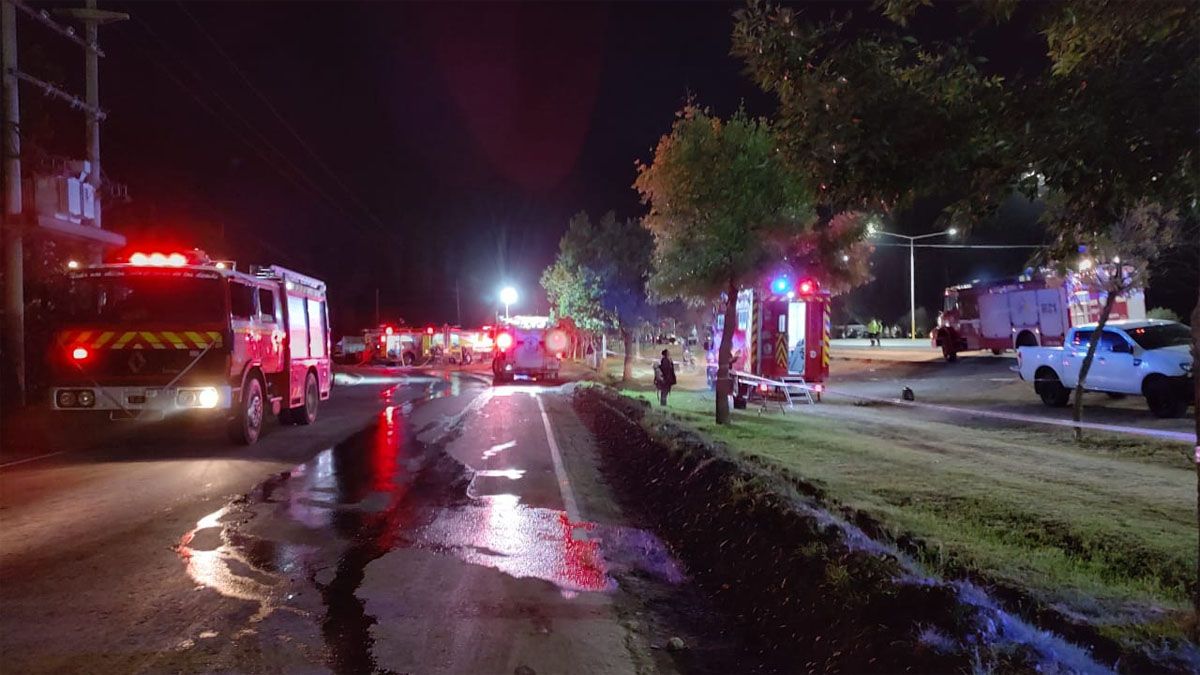 Personal de Bomberos del Cuartel Central investigan qué originó las llamas.