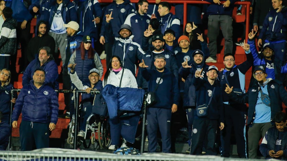 Los hinchas de Independiente Rivadavia le dieron su apoyo al equipo en Rosario.