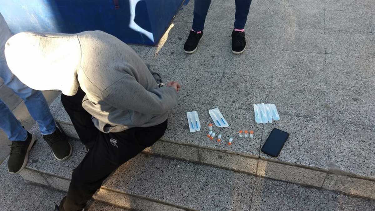 Un hombre vendía vacunas Sinopharm contra el Covid-19 robadas al Estado y fue detenido por efectivos de la Policía Bonaerense en la localidad platense de Berisso.