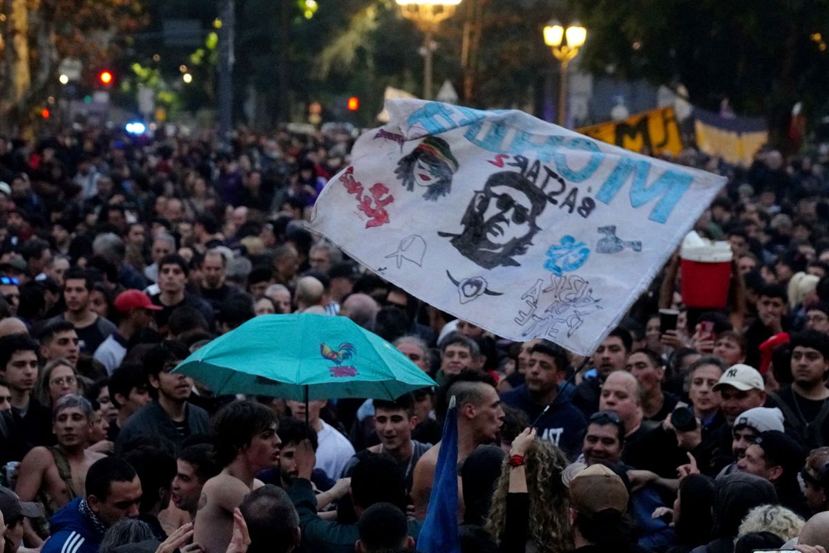 La histórica Plaza de Mayo se transformó en el escenario de un "pogo" silencioso y cargado de lágrimas tras la partida del Indio Solari. La histórica Plaza de Mayo se transformó en el escenario de un "pogo" silencioso y cargado de lágrimas tras la partida del Indio Solari.