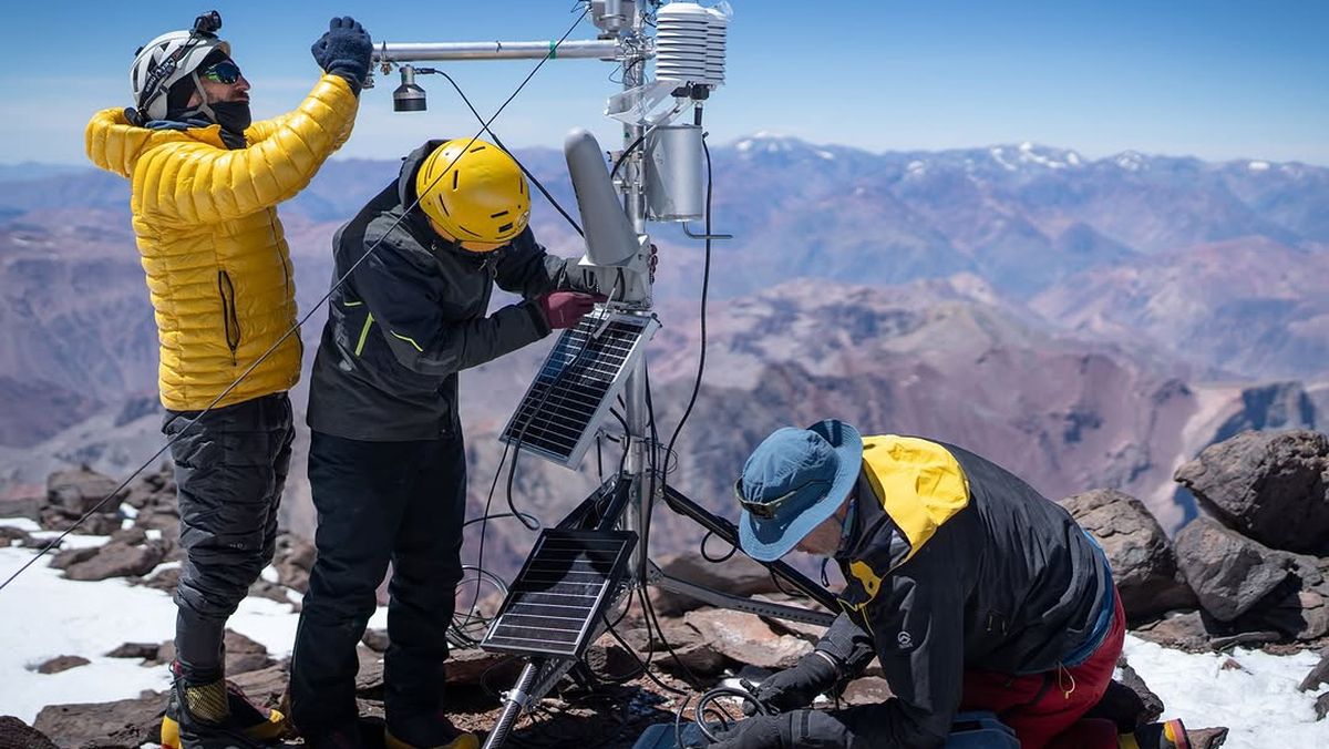 Parte de la expedición de científicos que colocaron los sensores en el cerro Aconcagua