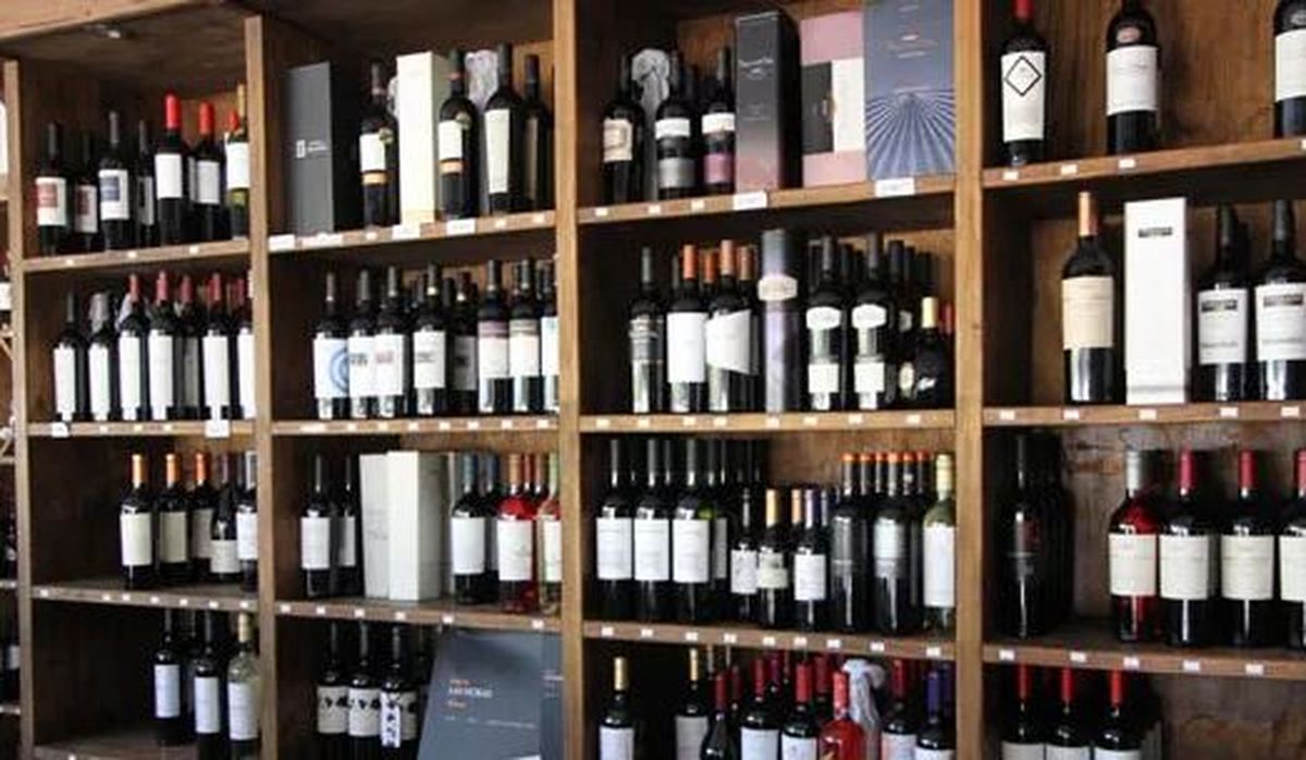 Atentos a la góndola. Un consumidor expuso las diferencias en la etiqueta entre un vino trucho y la marca original