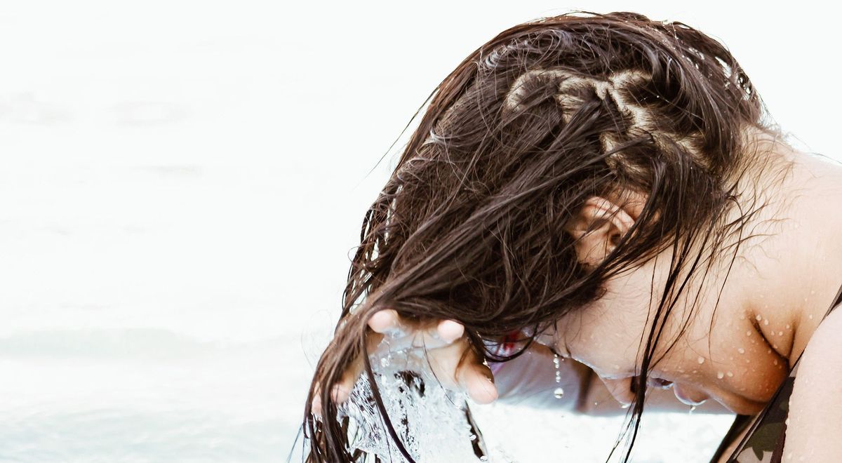 Los especialistas aseguran que lo mejor es lavarse el cabello cabeza abajo para que el pelo no se pegue la cuero cabelludo. Los especialistas aseguran que lo mejor es lavarse el cabello cabeza abajo para que el pelo no se pegue la cuero cabelludo.
