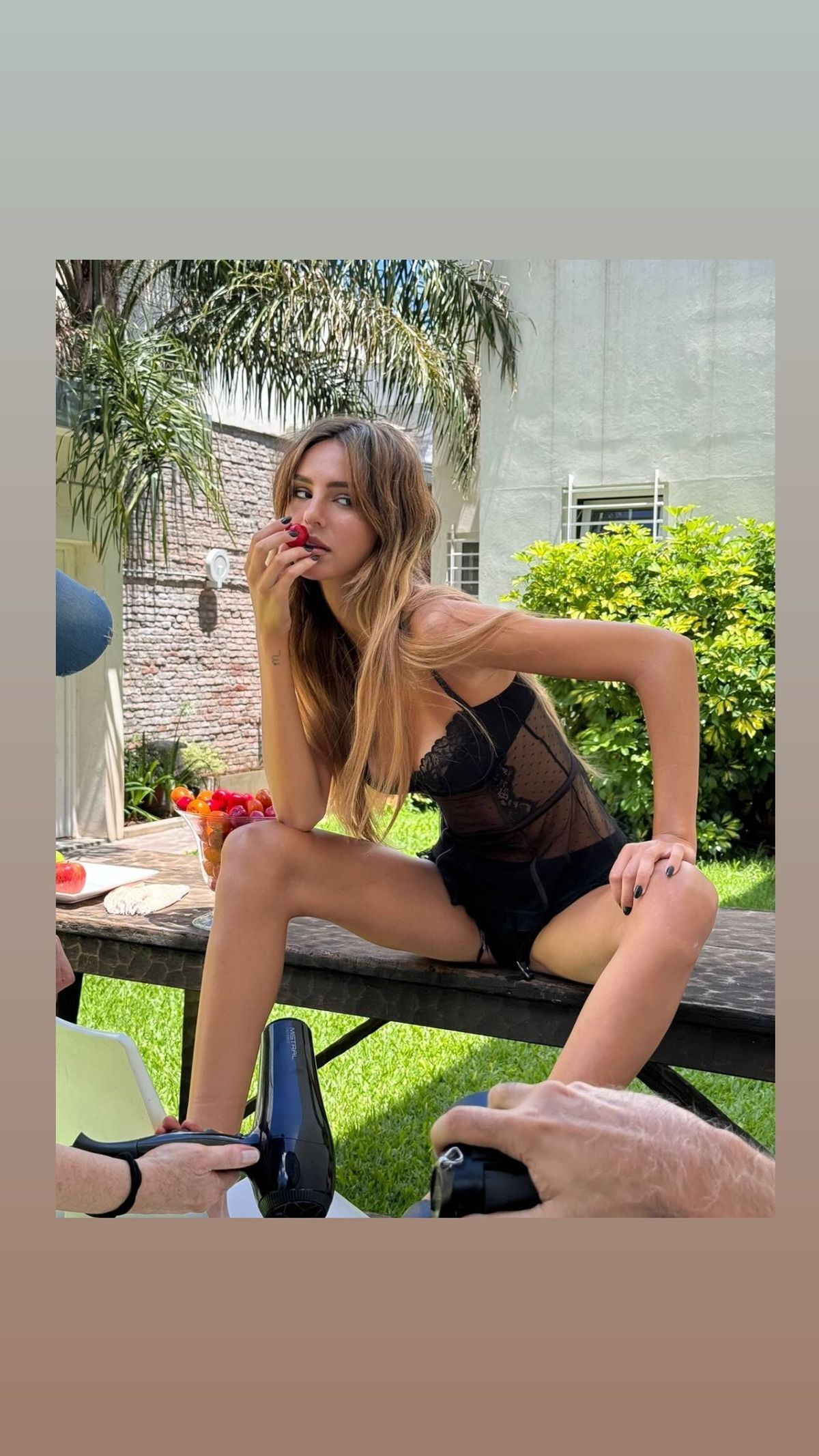 Juanita Tinelli confirma que es la reina de las transparencias en clave bodysuit XS, coquette y más. Juanita Tinelli confirma que es la reina de las transparencias en clave bodysuit XS, coquette y más.