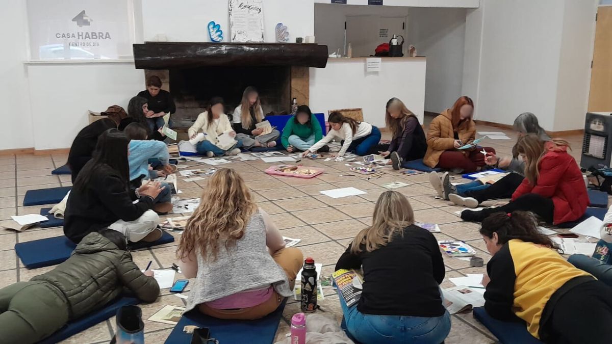 En Casa Habra, la residencia de salud mental asistida que se ubica en la Ruta 50 (San Martín) se acompaña a los y las adolescentes en tratamientos para superar problemáticas como adicciones o trastornos de la conducta alimentaria.