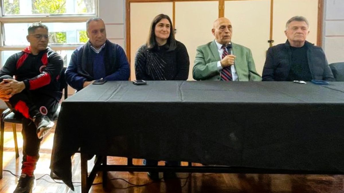 El nuevo presidente de la Federación Mendocina de Box, Oscar Gualpa habla durante el lanzamiento de la nueva CD. Lo acompañan su vice Javier Luján, Mariana Tonn, Directora de Deportes de Capital; Pablo Chacón, y Jorge Pandolfino.