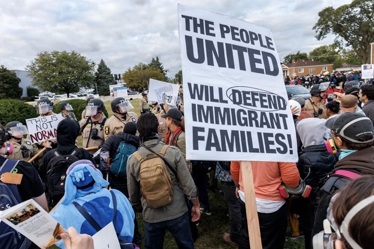 Policías de Illinois arrestan a una persona que protestaba frente a la sede del Servicio de Inmigración y Control de Aduanas (ICE), en Broadview, cerca a Chicago en Estados Unidos, el 11 de octubre de 2025. Crédito: EFE/Cristóbal Herrera. Policías de Illinois arrestan a una persona que protestaba frente a la sede del Servicio de Inmigración y Control de Aduanas (ICE), en Broadview, cerca a Chicago en Estados Unidos, el 11 de octubre de 2025. Crédito: EFE/Cristóbal Herrera.