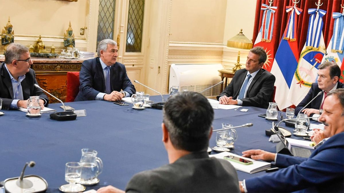 Sergio Massa y los gobernadores de las provincias del Norte Grande durante la reunión en Diputados.