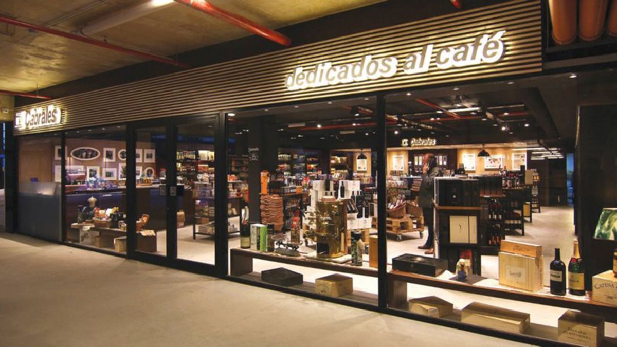 Elmoderno local de ventas que tiene café Cabrales en la ciudad de Mar del Plata