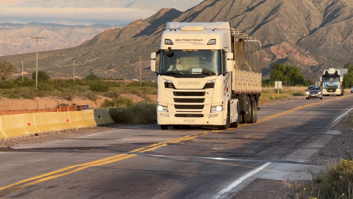 Así está el asfalto en la zona de Agua de las Avispas, parte de la Ruta 7 que conduce al paso a Chile.