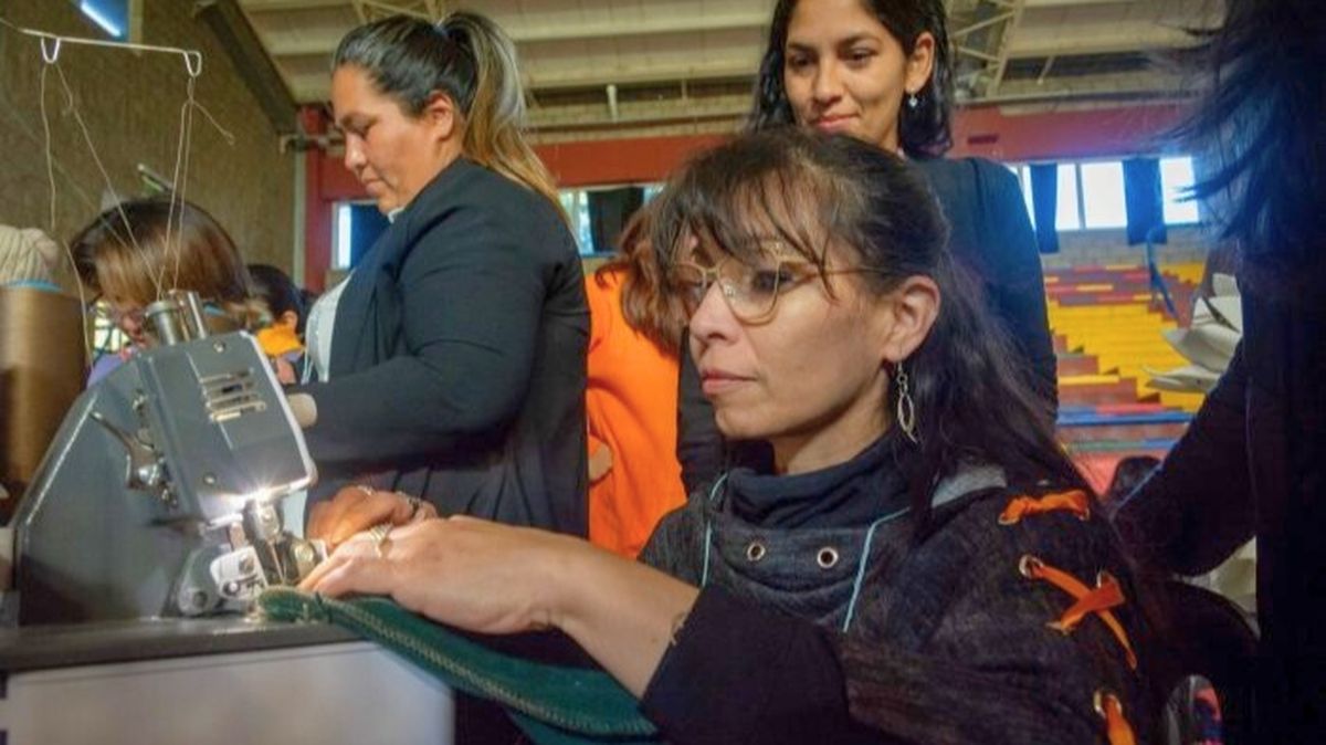 En relación al aspecto social de la ley GIRSU, se promueve la formalización y capacitación de los recuperadores urbanos. En relación al aspecto social de la ley GIRSU, se promueve la formalización y capacitación de los recuperadores urbanos.