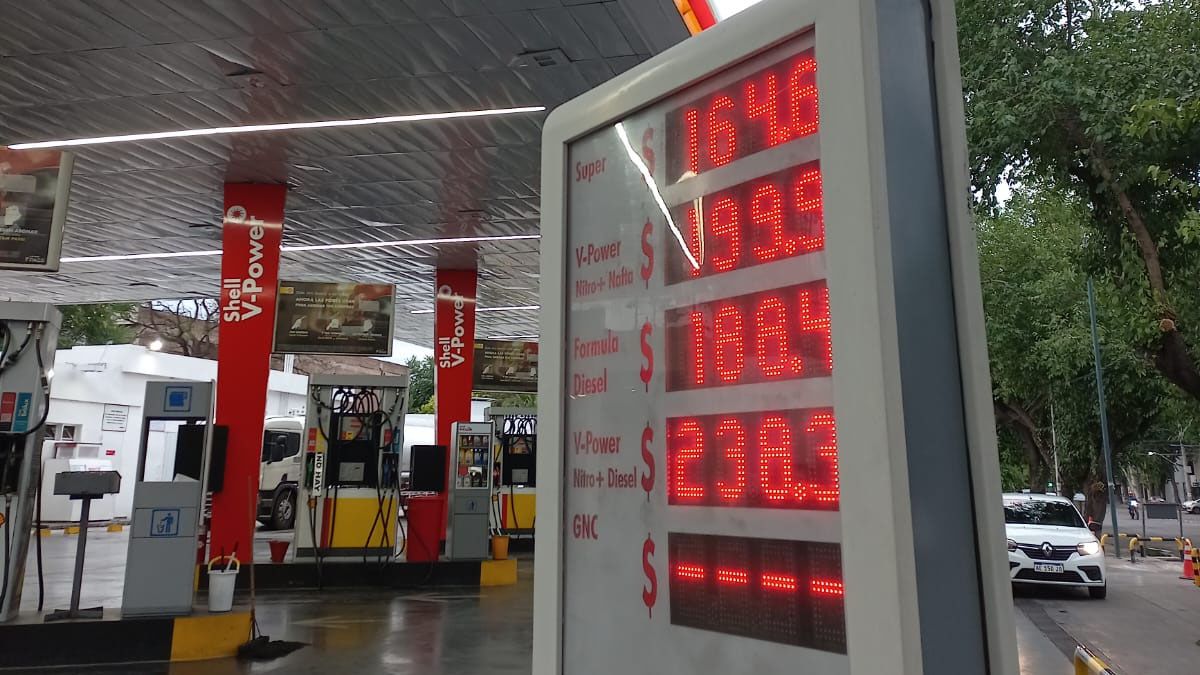 Desde la medianoche de este jueves los precios de los combustibles subieron 4%.