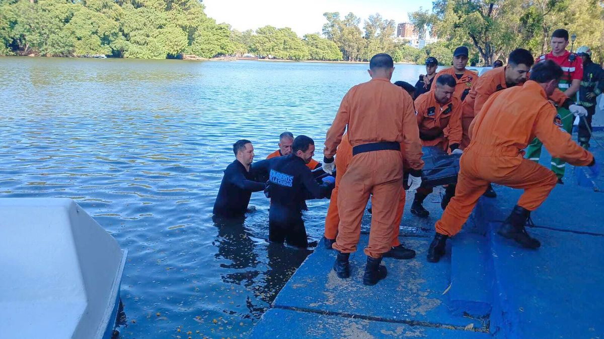 El cuerpo sin vida del hombre de 42 años es rescatado de los lagos de Palermo tras ser encontrado cerca de 5.30 El cuerpo sin vida del hombre de 42 años es rescatado de los lagos de Palermo tras ser encontrado cerca de 5.30