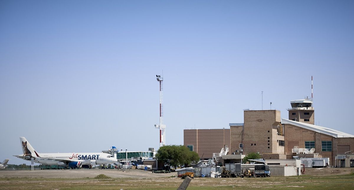 En las rutas aéreas que involucran la región cuyana -integrada por San Juan, San Luis y Mendoza- desde el aeropuerto El Plumerillo se controla por hora unas 30 aeronaves. En las rutas aéreas que involucran la región cuyana -integrada por San Juan, San Luis y Mendoza- desde el aeropuerto El Plumerillo se controla por hora unas 30 aeronaves.