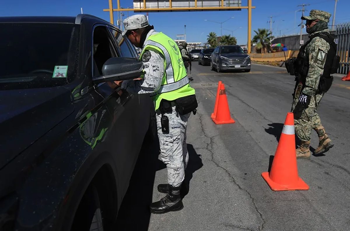 Integrantes de la Guardia Nacional (GN) y el ejercito mexicano revisando un vehículo en busca de armas y municiones en Ciudad Juárez (México). Crédito: EFE/Luis Torres.