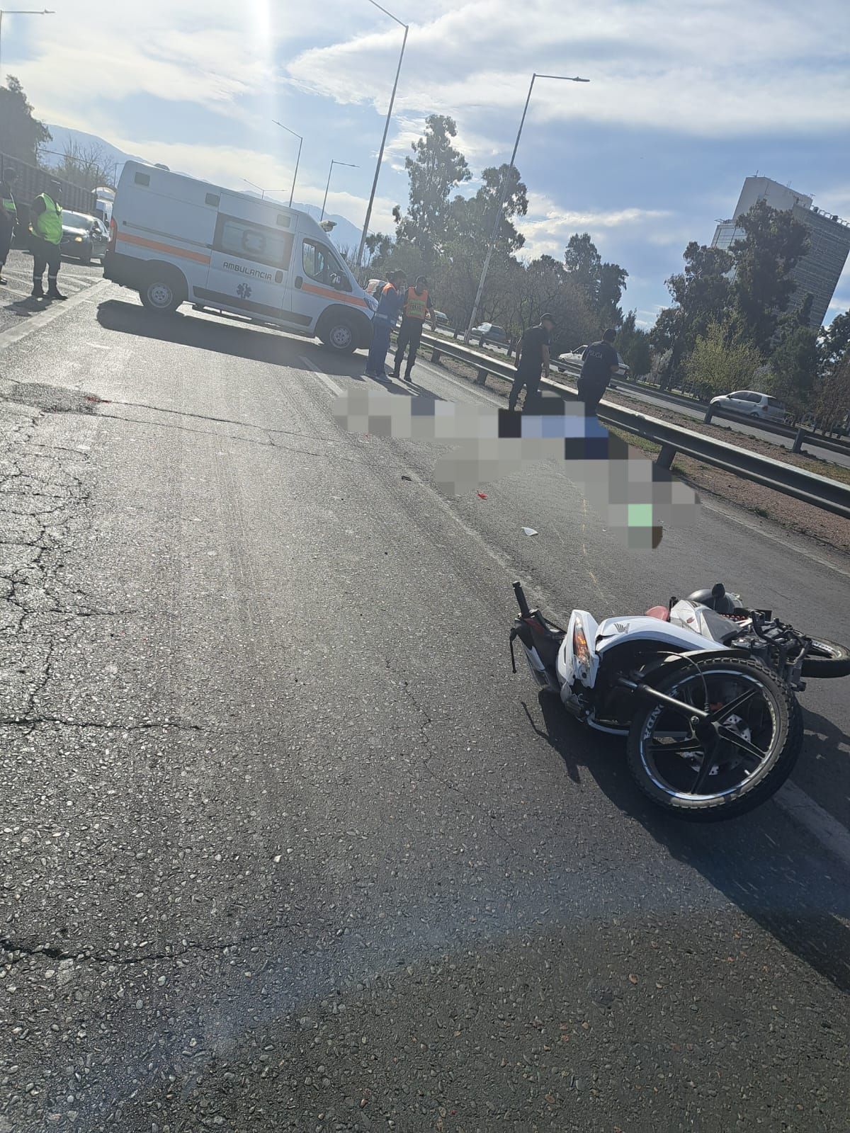El accidente ocurrió en el Acceso Este a la altura del Mendoza Plaza Shopping. El accidente ocurrió en el Acceso Este a la altura del Mendoza Plaza Shopping.
