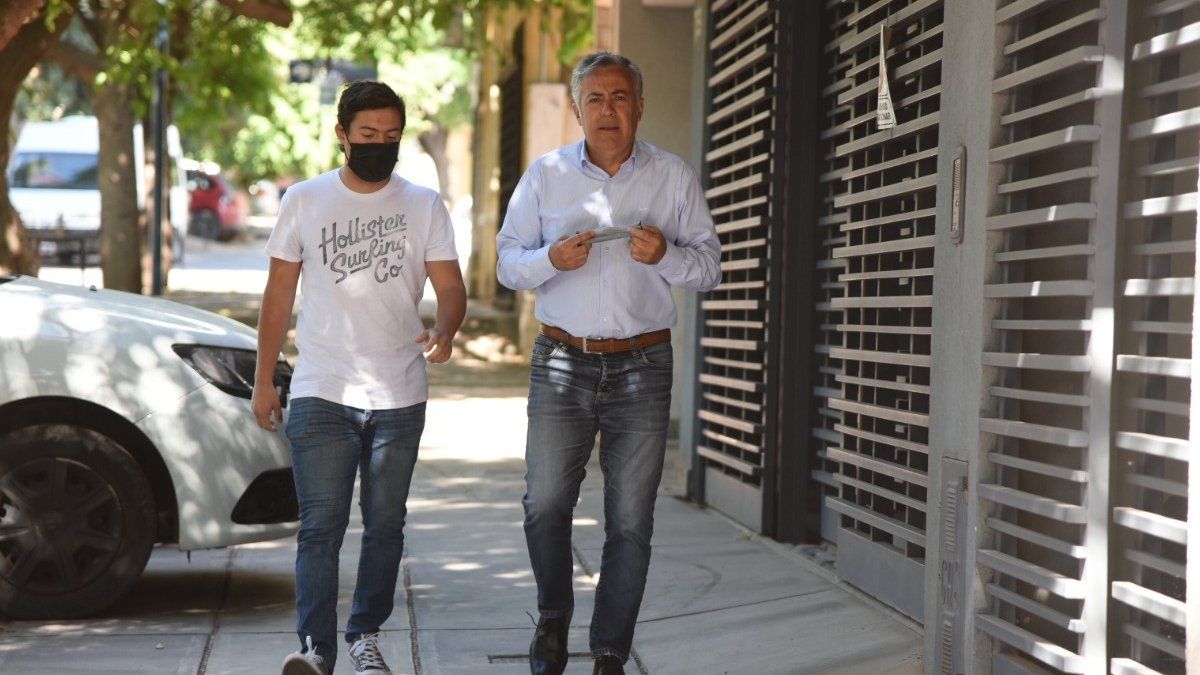 Alfredo Cornejo emitió su voto en la escuela Julio Lemos de Godoy Cruz.