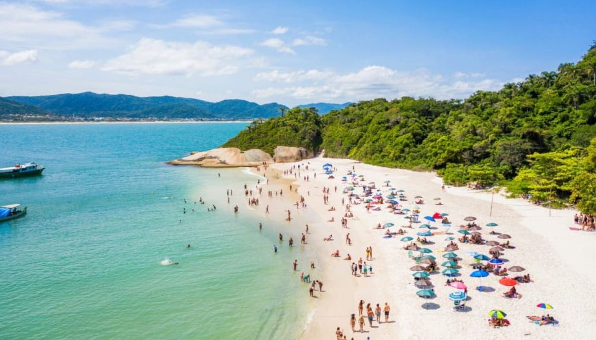 Florian&oacute;polis tiene playas para todos los gustos, algunas con aguas tranquilas, otras con ambiente juvenil y m&aacute;s.