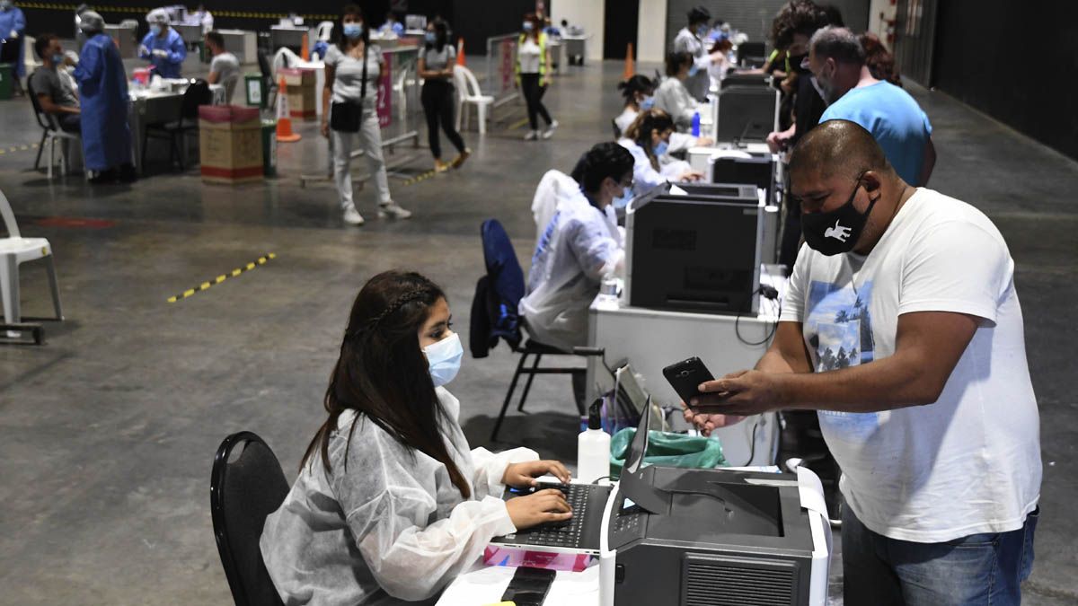 Los contagios de coronavirus en Argentina ya superaron los 2 millones desde que comenzó la pandemia en el país.