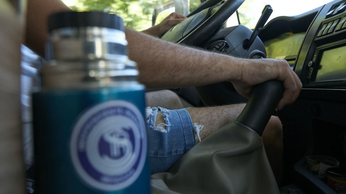El mate, la música o el silencio, compañeros del camionero en la inmensidad cordillerana. El mate, la música o el silencio, compañeros del camionero en la inmensidad cordillerana.