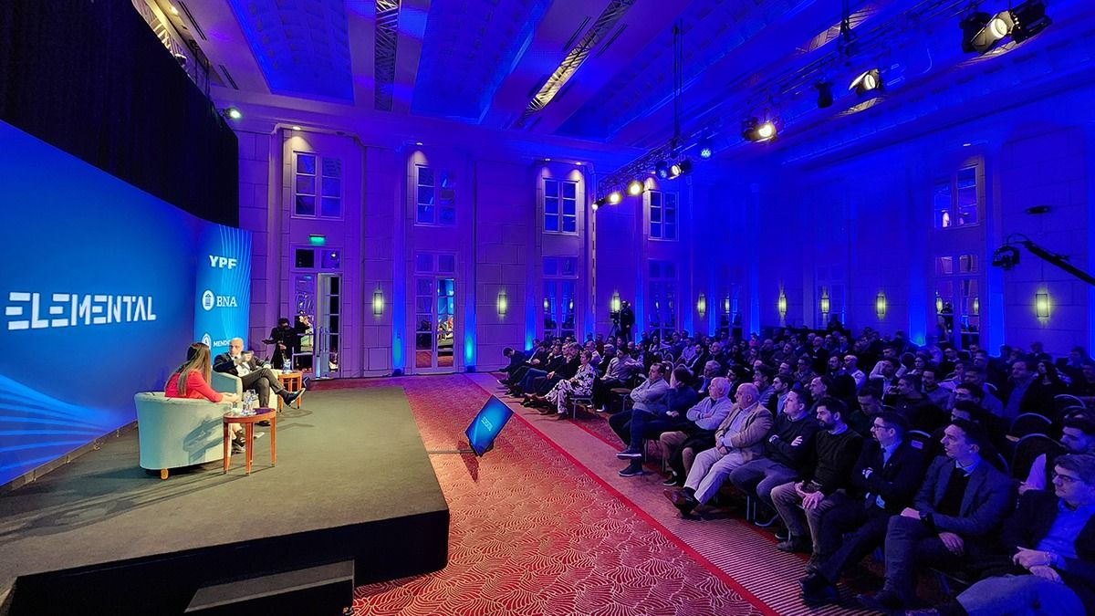 La charla de Carlos Pagni se desarrolló en el Salón de los Espejos. La charla de Carlos Pagni se desarrolló en el Salón de los Espejos.