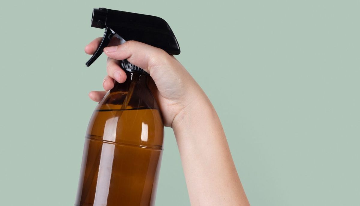 Coloca la preparación en una botella con atomizador. Imagen: Pexels. Coloca la preparación en una botella con atomizador. Imagen: Pexels.