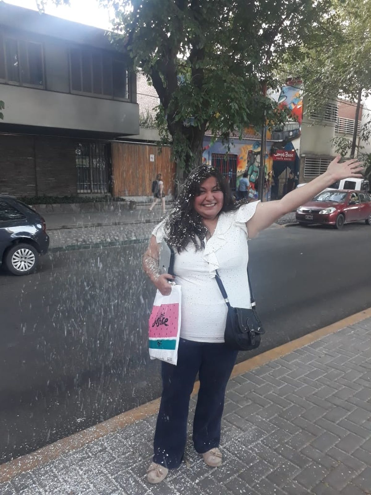 El egreso tan esperado en el Instituto Tomás Godoy Cruz, donde vendía pastelitos para el transporte y las fotocopias.