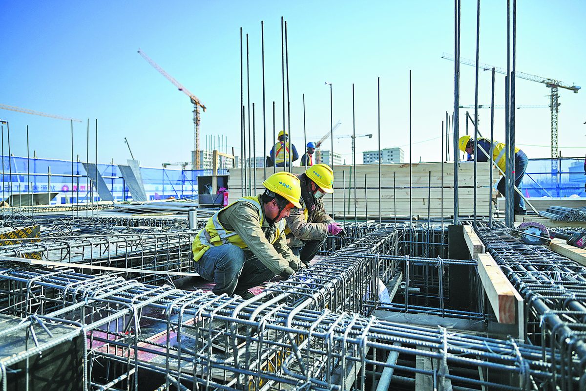 Empleados de China Railway Construction Engineering Group trabajan en el campus de Xiong’an de la Universidad Forestal de Beijing el 11 de febrero. MU YU / XINHUA. Empleados de China Railway Construction Engineering Group trabajan en el campus de Xiong’an de la Universidad Forestal de Beijing el 11 de febrero. MU YU / XINHUA. 