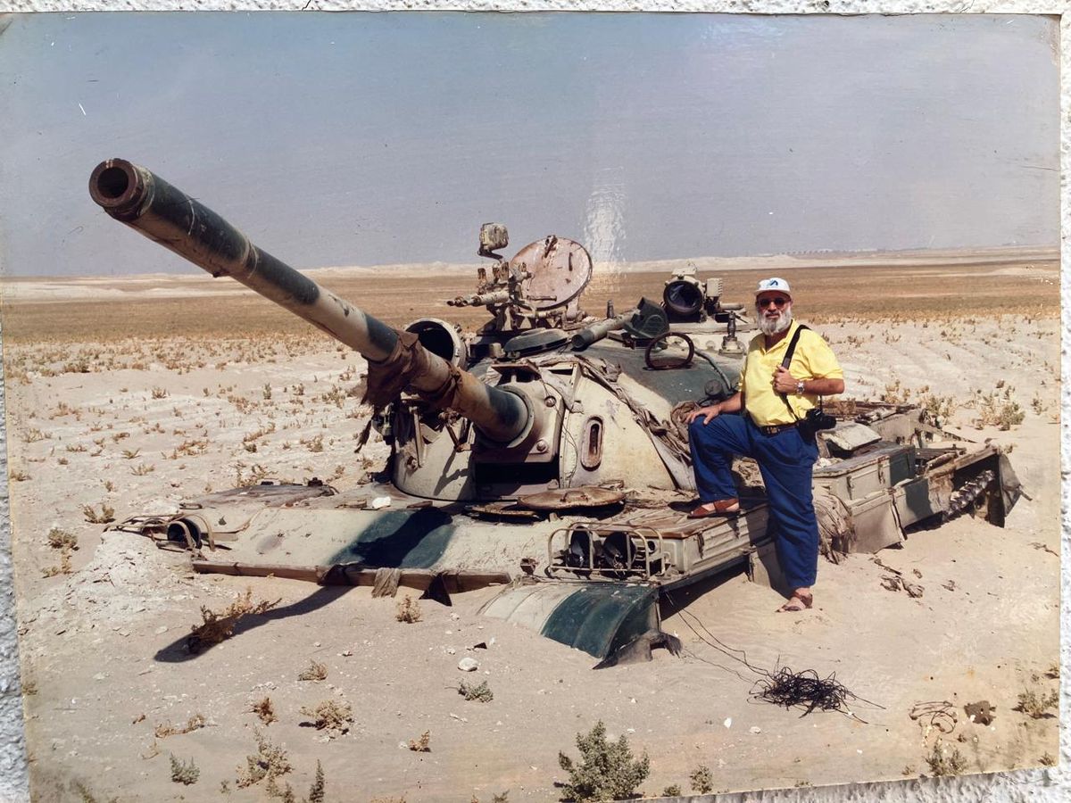 El fotógrafo Atilio Spinello en una de sus famosos coberturas: la Guerra del Golfo en Kuwait. El fotógrafo Atilio Spinello en una de sus famosos coberturas: la Guerra del Golfo en Kuwait.