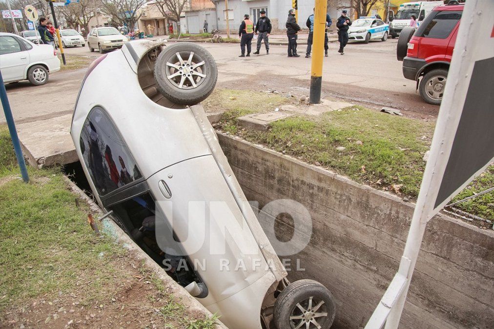 Cinematográfico: un auto chocó con una camioneta y terminó adentro de un canal