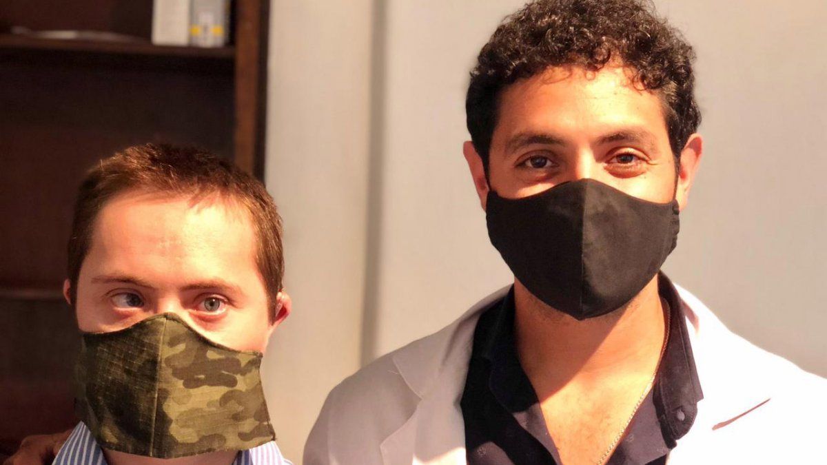 Matías López Castro es un médico traumatólogo.Tiene 35 años y está haciendo un master en Madrid, estudiando cómo afecta&nbsp; la inmadurez ósea y la hiperlaxitud a los pacientes con Síndrome de Down, para poder realizar tratamientos preventivos. Ofrece consultas gratuitas para sumar casos a su estudio