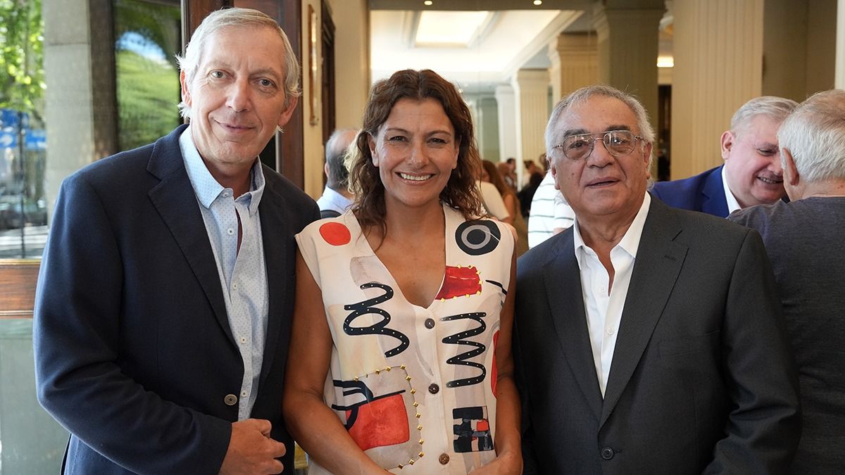 Carlos Cortez, gerente de Noticias de Canal 7; la periodista de Canal 7, Marcela Navarro y Omar Abraham (oriundo de San Rafael), quien también trabajó en Canal 7. Carlos Cortez, gerente de Noticias de Canal 7; la periodista de Canal 7, Marcela Navarro y Omar Abraham (oriundo de San Rafael), quien también trabajó en Canal 7.