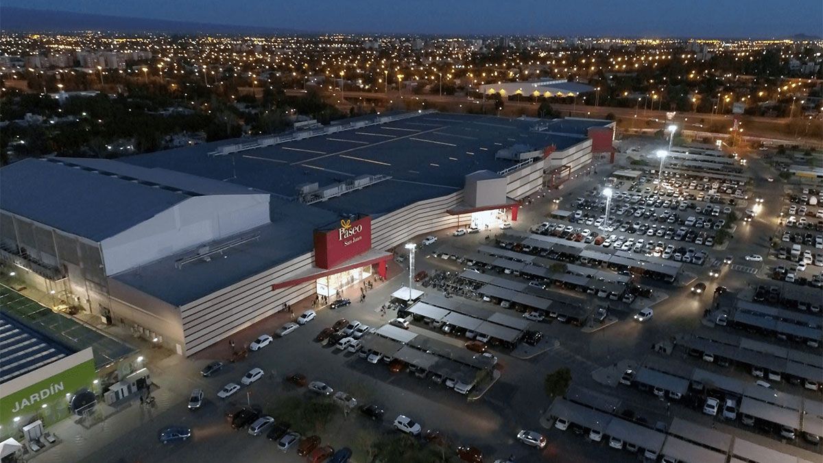 San Juan: se escondió en el baño para filmar a las niñas